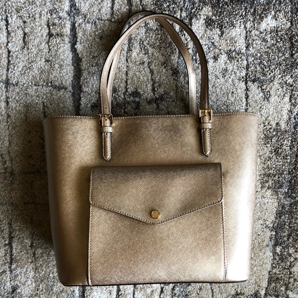 Michael Kors Handbags - Michael Kors Jet Set Large Pocket Tote